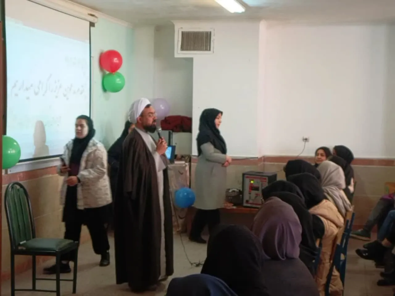 حضور حجتالاسلام شمسالدین در مدارس شهرستان سمنان و تبیین اهمیت نماز