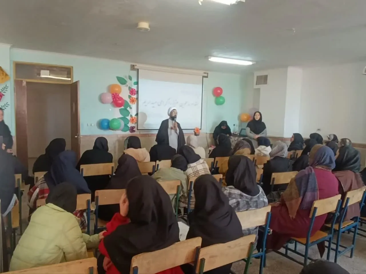 حضور حجتالاسلام شمسالدین در مدارس شهرستان سمنان و تبیین اهمیت نماز