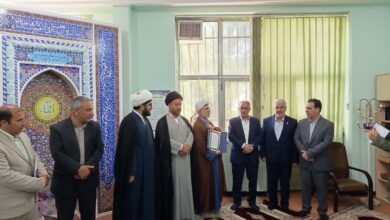 به گزارش روابط عمومی ستاد اقامه نماز استان کهگیلویه وبویر احمد، با حضور مدیر ستاد اقامه نماز استان، معاون سیاسی امنیتی و اجتماعی، معاون توسعه منابع و شرکت کنندگان در نماز جماعت ظهر وعصر پنجشنبه بیست دوم فروردین ماه از استاندار تجلیل به عمل آمد.