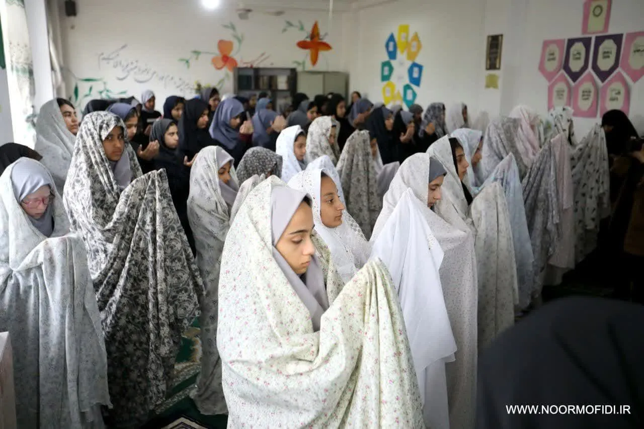 اقامه نماز جماعت ظهر و عصر و گفتگوی صمیمی نماینده ولی فقیه در گلستان با دانش آموزان+ فیلم