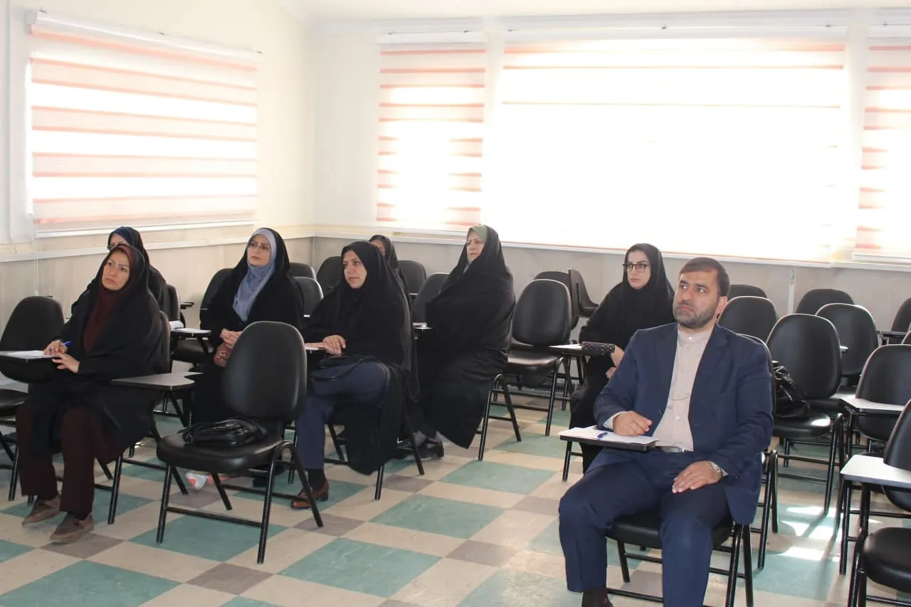 دوره آموزش توانمندسازی شیوه های دعوت به نماز ویژه مدیران و معلمان در استان مرکزی