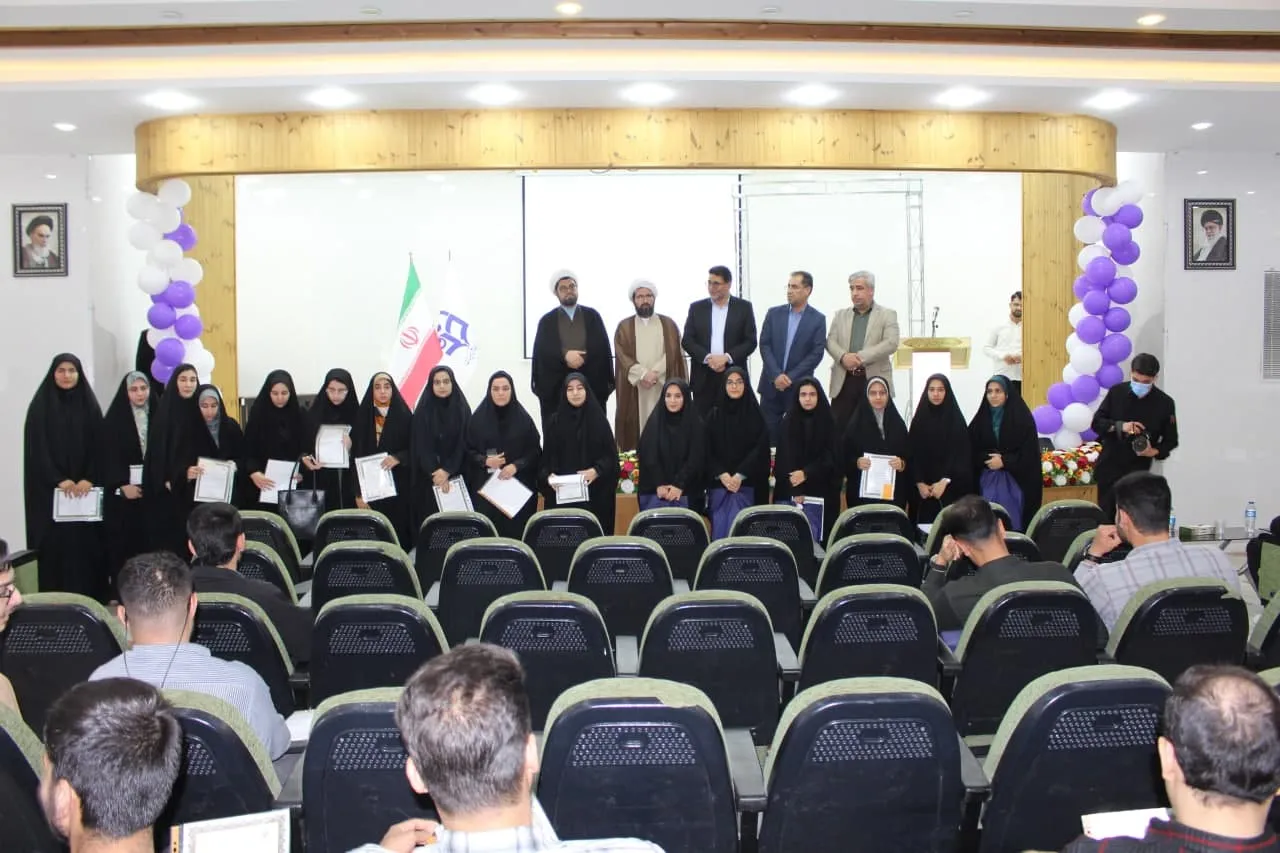 از برندگان مسابقه چگونه یک نماز خوب بخوانیم ویژه دانشگاه فرهنگیان استان مرکزی تجلیل شد