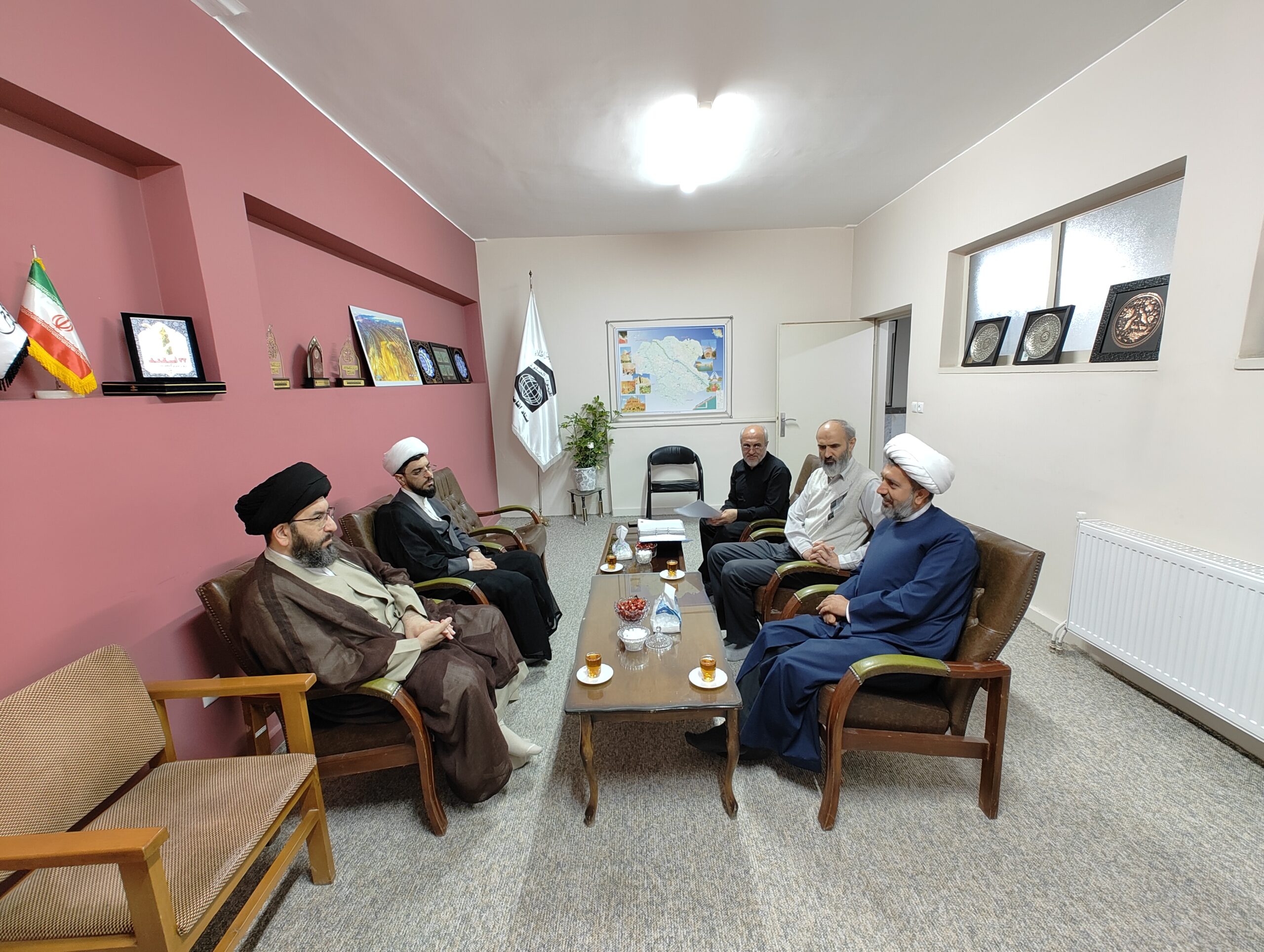 نماینده ولی فقیه در استان و امام جمعه زنجان در اولین روز کاری سال جدید از ستاد اقامه نماز استان زنجان بازدید کرد
