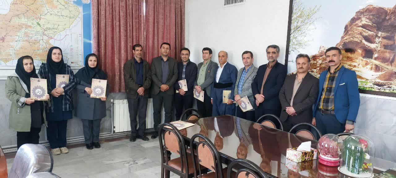 مراسم تجلیل از فعالان عرصه نماز و قرآن در شبکه بهداشت و درمان شهرستان دیواندره برگزار شد