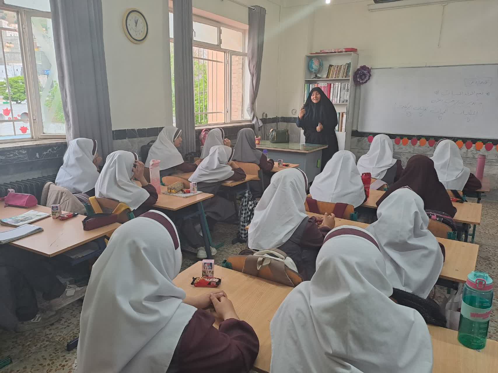 گرامیداشت روز دختر با حضور مشاور بانوان ستاد اقامه نماز کردستان در مدارس سنندج