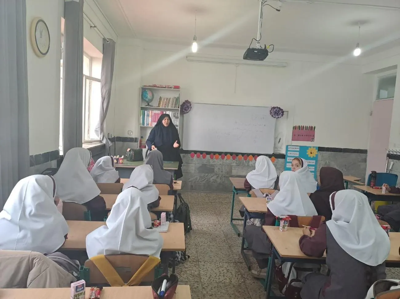 گرامیداشت روز دختر با حضور مشاور بانوان ستاد اقامه نماز کردستان در مدارس سنندج