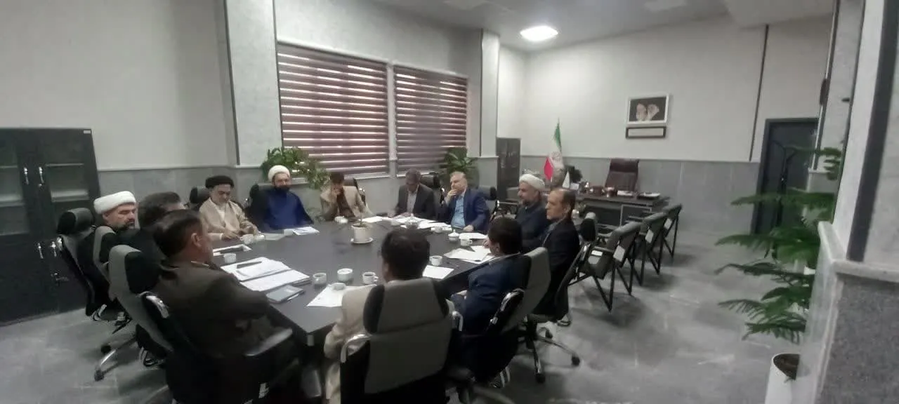 جلسه کارگروه ساماندهی و نظارت بر مساجد و نماز خانه های بین راهی با حضور حجت الاسلام و المسلمین مرادی مدیر ستاد اقامه نماز استان البرز، دکتر فراهانی معاون توسعه مدیریت و منابع انسانی استانداری، مهندس زندی‌فر مدیر کل راهداری، مهندس خدری بخشدار آسارا، نمایندگان اداره کل اوقاف و امور خیریه، میراث فرهنگی و گردشگری، شهرداری گرمدره، بخش فرآورده‌های نفتی، راه و شهرسازی و شهرداری کرج روز یکشنبه مورخ هفدهم فروردین ماه، در ساختمان استانداری برگزار شد.