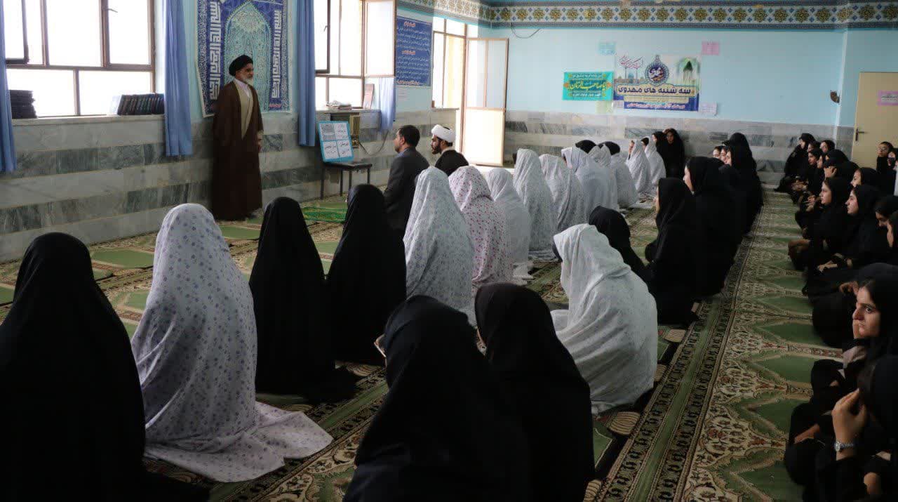 نشست نماز شناسی در دبیرستان ۱۳ آبان دهلران برگزار شد