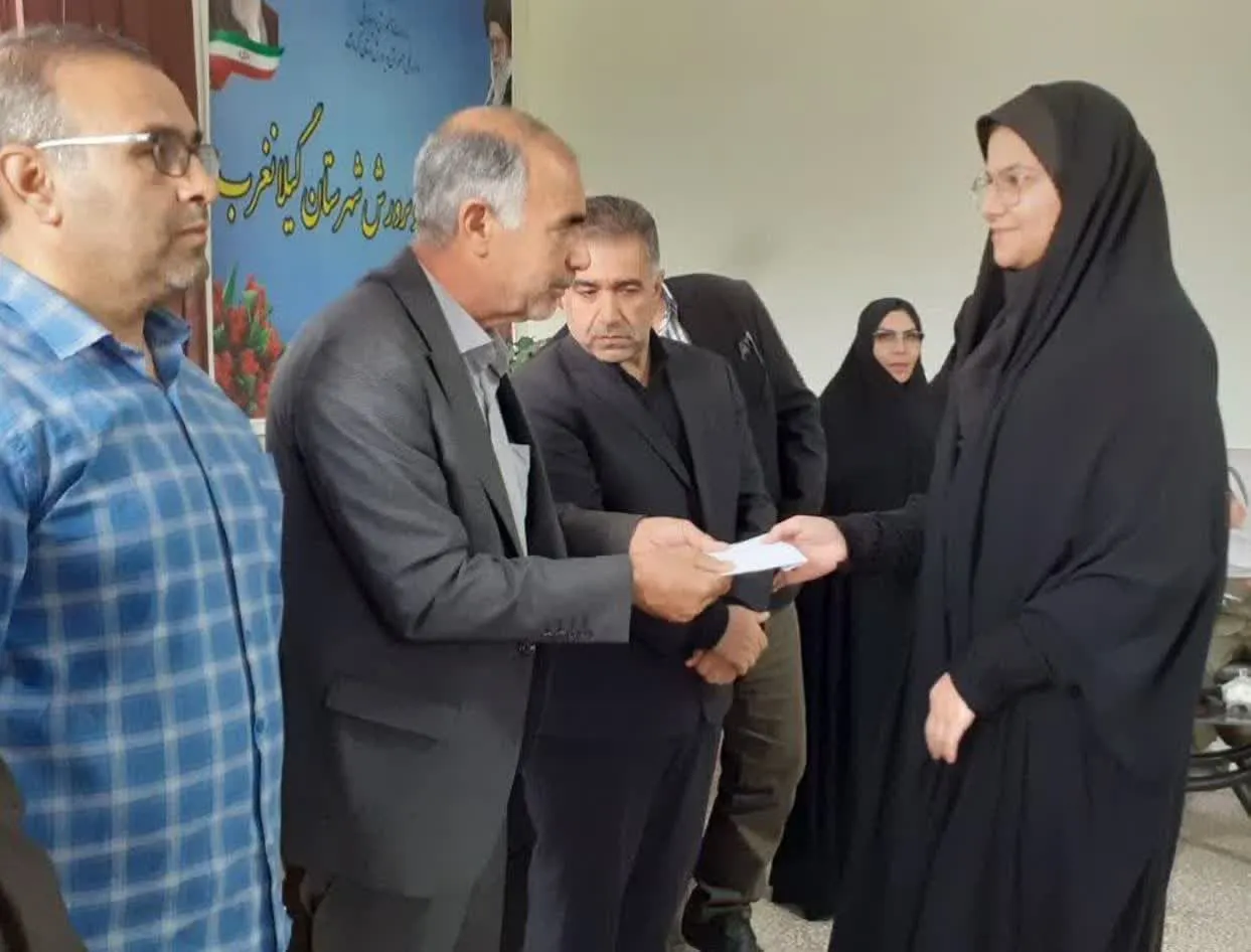 تجلیل از برگزیدگان مسابقه کتابخوانی نماز در گیلانغرب