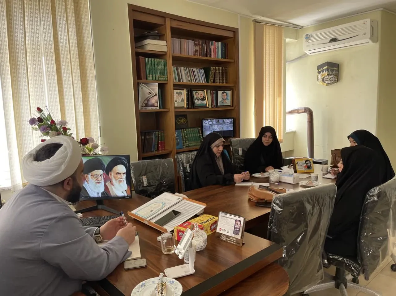 ه گزارش روابط عمومی ستاد اقامه نماز آذربایجانغربی،باحضور حجت الاسلام پناهی مدیر ستاد اقامه نماز استان و مشاوراموربانوان ستاداستان نشست هسته مرکزی اموربانوان روز پنجشنبه بیست و هشتم فروردین ماه برگزار شد. در ابتدای این نشست، حجت الاسلام پناهی، مدیر ستاد اقامه نماز آذربایجانغربی، ضمن عرض خیرمقدم به اعضای هسته اندیشهورز،با اشاره به شعارسال ستاداقامه نمازکشور واجلاس سراسری نماز از آمادگی کامل ستاد برای همکاری با بانوان فعال وصاحب فکرخلاق در حوزه ترویج فرهنگ اقامه نماز، در مرکز استان و در شهرستانها خبر داد. پناهی در ادامه با اشاره به ظرفیتهای موجود در مدارس، خواستارارتباط وحضوربیش ازپیش بانوان فعال این حوزه در مدارس ودانشگاه هاو تبیین جایگاه نماز برای دانشآموزان و دانشجویان شد وی همچنین از برگزاری نمایشگاههای نمازی در دهه ترویج نماز بهعنوان یکی دیگر از فرصتهای فرهنگی یاد کرد و خواستار برنامهریزی مناسب در این خصوص شد. در ادامه این جلسه، اعضای هسته بانوان نیز به ارائه پیشنهادات و برنامههای پیشرو پرداختند که از جمله این برنامهها میتوان به برگزاری تئاتر با موضوع نماز در ایام دهه کرامت، تشکیل گروه سرود ویژه نماز، و همچنین بازدیدهای میدانی و سرزده از نمازخانههای مدارس جهت بررسی کیفیت اجرای زنگ نماز اشاره کرد. این نشست با هدف همافزایی و استفاده از ظرفیت بانوان برای تقویت برنامههای فرهنگی ـ تربیتی در راستای گسترش فرهنگ نماز در سطح استان برگزار شد.