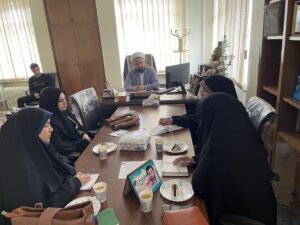 ه گزارش روابط عمومی ستاد اقامه نماز آذربایجان‌غربی،باحضور حجت الاسلام پناهی مدیر ستاد اقامه نماز استان و مشاوراموربانوان ستاداستان نشست هسته مرکزی اموربانوان روز پنجشنبه بیست و هشتم فروردین ماه برگزار شد. در ابتدای این نشست، حجت الاسلام پناهی، مدیر ستاد اقامه نماز آذربایجان‌غربی، ضمن عرض خیرمقدم به اعضای هسته اندیشه‌ورز،با اشاره به شعارسال ستاداقامه نمازکشور واجلاس سراسری نماز از آمادگی کامل ستاد برای همکاری با بانوان فعال وصاحب فکرخلاق در حوزه ترویج فرهنگ اقامه نماز، در مرکز استان و در شهرستان‌ها خبر داد. پناهی در ادامه با اشاره به ظرفیت‌های موجود در مدارس، خواستارارتباط وحضوربیش ازپیش بانوان فعال این حوزه در مدارس ودانشگاه هاو تبیین جایگاه نماز برای دانش‌آموزان و دانشجویان شد وی همچنین از برگزاری نمایشگاه‌های نمازی در دهه ترویج نماز به‌عنوان یکی دیگر از فرصت‌های فرهنگی یاد کرد و خواستار برنامه‌ریزی مناسب در این خصوص شد. در ادامه این جلسه، اعضای هسته بانوان نیز به ارائه پیشنهادات و برنامه‌های پیش‌رو پرداختند که از جمله این برنامه‌ها می‌توان به برگزاری تئاتر با موضوع نماز در ایام دهه کرامت، تشکیل گروه سرود ویژه نماز، و همچنین بازدیدهای میدانی و سرزده از نمازخانه‌های مدارس جهت بررسی کیفیت اجرای زنگ نماز اشاره کرد. این نشست با هدف هم‌افزایی و استفاده از ظرفیت بانوان برای تقویت برنامه‌های فرهنگی ـ تربیتی در راستای گسترش فرهنگ نماز در سطح استان برگزار شد.