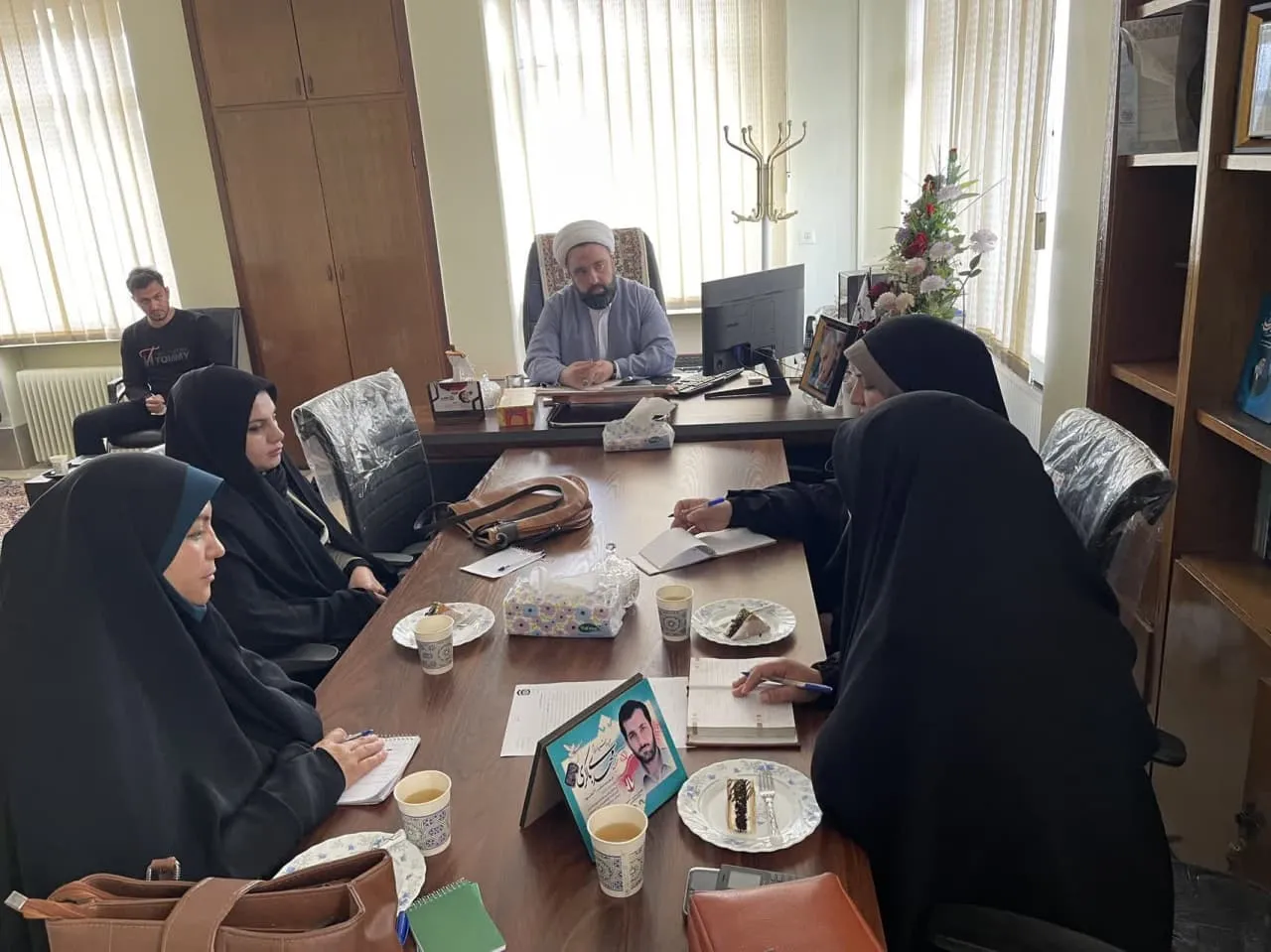 ه گزارش روابط عمومی ستاد اقامه نماز آذربایجانغربی،باحضور حجت الاسلام پناهی مدیر ستاد اقامه نماز استان و مشاوراموربانوان ستاداستان نشست هسته مرکزی اموربانوان روز پنجشنبه بیست و هشتم فروردین ماه برگزار شد. در ابتدای این نشست، حجت الاسلام پناهی، مدیر ستاد اقامه نماز آذربایجانغربی، ضمن عرض خیرمقدم به اعضای هسته اندیشهورز،با اشاره به شعارسال ستاداقامه نمازکشور واجلاس سراسری نماز از آمادگی کامل ستاد برای همکاری با بانوان فعال وصاحب فکرخلاق در حوزه ترویج فرهنگ اقامه نماز، در مرکز استان و در شهرستانها خبر داد. پناهی در ادامه با اشاره به ظرفیتهای موجود در مدارس، خواستارارتباط وحضوربیش ازپیش بانوان فعال این حوزه در مدارس ودانشگاه هاو تبیین جایگاه نماز برای دانشآموزان و دانشجویان شد وی همچنین از برگزاری نمایشگاههای نمازی در دهه ترویج نماز بهعنوان یکی دیگر از فرصتهای فرهنگی یاد کرد و خواستار برنامهریزی مناسب در این خصوص شد. در ادامه این جلسه، اعضای هسته بانوان نیز به ارائه پیشنهادات و برنامههای پیشرو پرداختند که از جمله این برنامهها میتوان به برگزاری تئاتر با موضوع نماز در ایام دهه کرامت، تشکیل گروه سرود ویژه نماز، و همچنین بازدیدهای میدانی و سرزده از نمازخانههای مدارس جهت بررسی کیفیت اجرای زنگ نماز اشاره کرد. این نشست با هدف همافزایی و استفاده از ظرفیت بانوان برای تقویت برنامههای فرهنگی ـ تربیتی در راستای گسترش فرهنگ نماز در سطح استان برگزار شد.