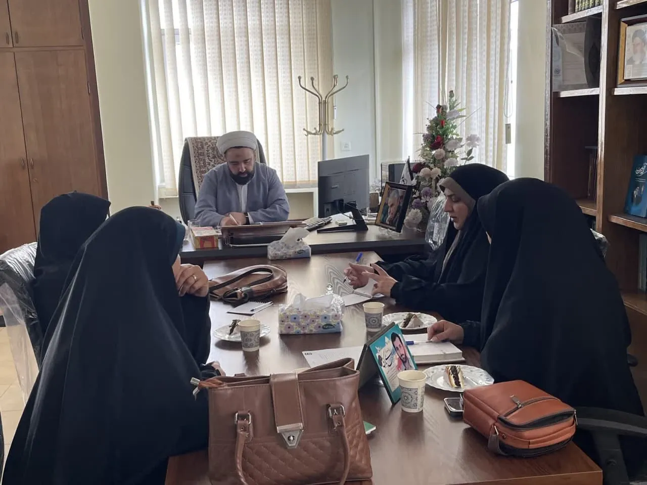 ه گزارش روابط عمومی ستاد اقامه نماز آذربایجانغربی،باحضور حجت الاسلام پناهی مدیر ستاد اقامه نماز استان و مشاوراموربانوان ستاداستان نشست هسته مرکزی اموربانوان روز پنجشنبه بیست و هشتم فروردین ماه برگزار شد. در ابتدای این نشست، حجت الاسلام پناهی، مدیر ستاد اقامه نماز آذربایجانغربی، ضمن عرض خیرمقدم به اعضای هسته اندیشهورز،با اشاره به شعارسال ستاداقامه نمازکشور واجلاس سراسری نماز از آمادگی کامل ستاد برای همکاری با بانوان فعال وصاحب فکرخلاق در حوزه ترویج فرهنگ اقامه نماز، در مرکز استان و در شهرستانها خبر داد. پناهی در ادامه با اشاره به ظرفیتهای موجود در مدارس، خواستارارتباط وحضوربیش ازپیش بانوان فعال این حوزه در مدارس ودانشگاه هاو تبیین جایگاه نماز برای دانشآموزان و دانشجویان شد وی همچنین از برگزاری نمایشگاههای نمازی در دهه ترویج نماز بهعنوان یکی دیگر از فرصتهای فرهنگی یاد کرد و خواستار برنامهریزی مناسب در این خصوص شد. در ادامه این جلسه، اعضای هسته بانوان نیز به ارائه پیشنهادات و برنامههای پیشرو پرداختند که از جمله این برنامهها میتوان به برگزاری تئاتر با موضوع نماز در ایام دهه کرامت، تشکیل گروه سرود ویژه نماز، و همچنین بازدیدهای میدانی و سرزده از نمازخانههای مدارس جهت بررسی کیفیت اجرای زنگ نماز اشاره کرد. این نشست با هدف همافزایی و استفاده از ظرفیت بانوان برای تقویت برنامههای فرهنگی ـ تربیتی در راستای گسترش فرهنگ نماز در سطح استان برگزار شد.