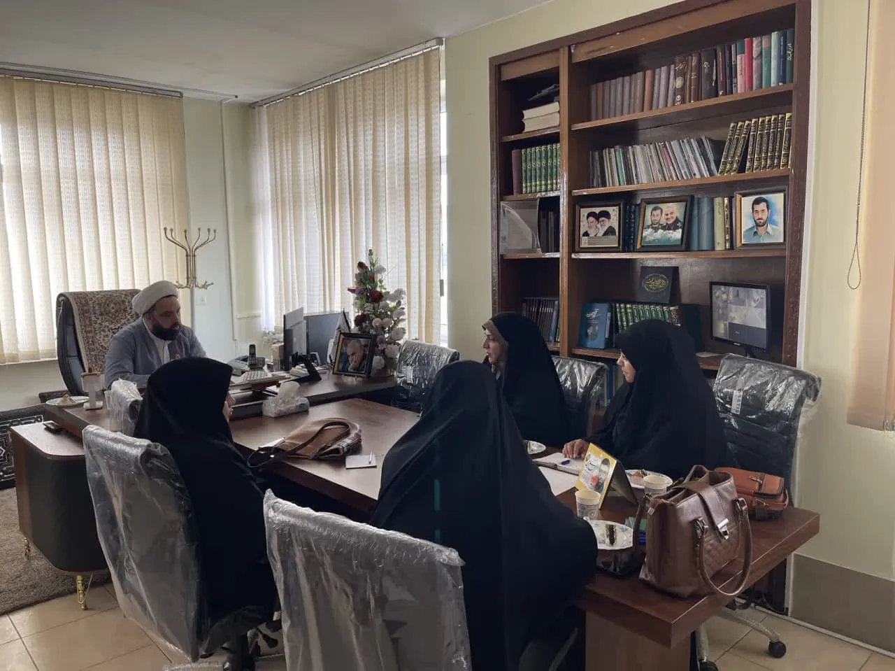 ه گزارش روابط عمومی ستاد اقامه نماز آذربایجانغربی،باحضور حجت الاسلام پناهی مدیر ستاد اقامه نماز استان و مشاوراموربانوان ستاداستان نشست هسته مرکزی اموربانوان روز پنجشنبه بیست و هشتم فروردین ماه برگزار شد. در ابتدای این نشست، حجت الاسلام پناهی، مدیر ستاد اقامه نماز آذربایجانغربی، ضمن عرض خیرمقدم به اعضای هسته اندیشهورز،با اشاره به شعارسال ستاداقامه نمازکشور واجلاس سراسری نماز از آمادگی کامل ستاد برای همکاری با بانوان فعال وصاحب فکرخلاق در حوزه ترویج فرهنگ اقامه نماز، در مرکز استان و در شهرستانها خبر داد. پناهی در ادامه با اشاره به ظرفیتهای موجود در مدارس، خواستارارتباط وحضوربیش ازپیش بانوان فعال این حوزه در مدارس ودانشگاه هاو تبیین جایگاه نماز برای دانشآموزان و دانشجویان شد وی همچنین از برگزاری نمایشگاههای نمازی در دهه ترویج نماز بهعنوان یکی دیگر از فرصتهای فرهنگی یاد کرد و خواستار برنامهریزی مناسب در این خصوص شد. در ادامه این جلسه، اعضای هسته بانوان نیز به ارائه پیشنهادات و برنامههای پیشرو پرداختند که از جمله این برنامهها میتوان به برگزاری تئاتر با موضوع نماز در ایام دهه کرامت، تشکیل گروه سرود ویژه نماز، و همچنین بازدیدهای میدانی و سرزده از نمازخانههای مدارس جهت بررسی کیفیت اجرای زنگ نماز اشاره کرد. این نشست با هدف همافزایی و استفاده از ظرفیت بانوان برای تقویت برنامههای فرهنگی ـ تربیتی در راستای گسترش فرهنگ نماز در سطح استان برگزار شد.