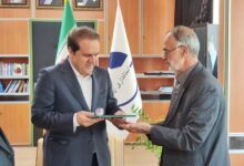 لوح تقدیر و هدیه ستاد اقامه نماز کشور به استاندار ایلام اهدا شد