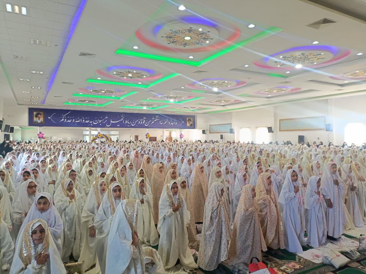 حضور و سخنرانی مدیر ستاد اقامه نماز در جشن عبادت دختران نومکلف شهرستان سمنان