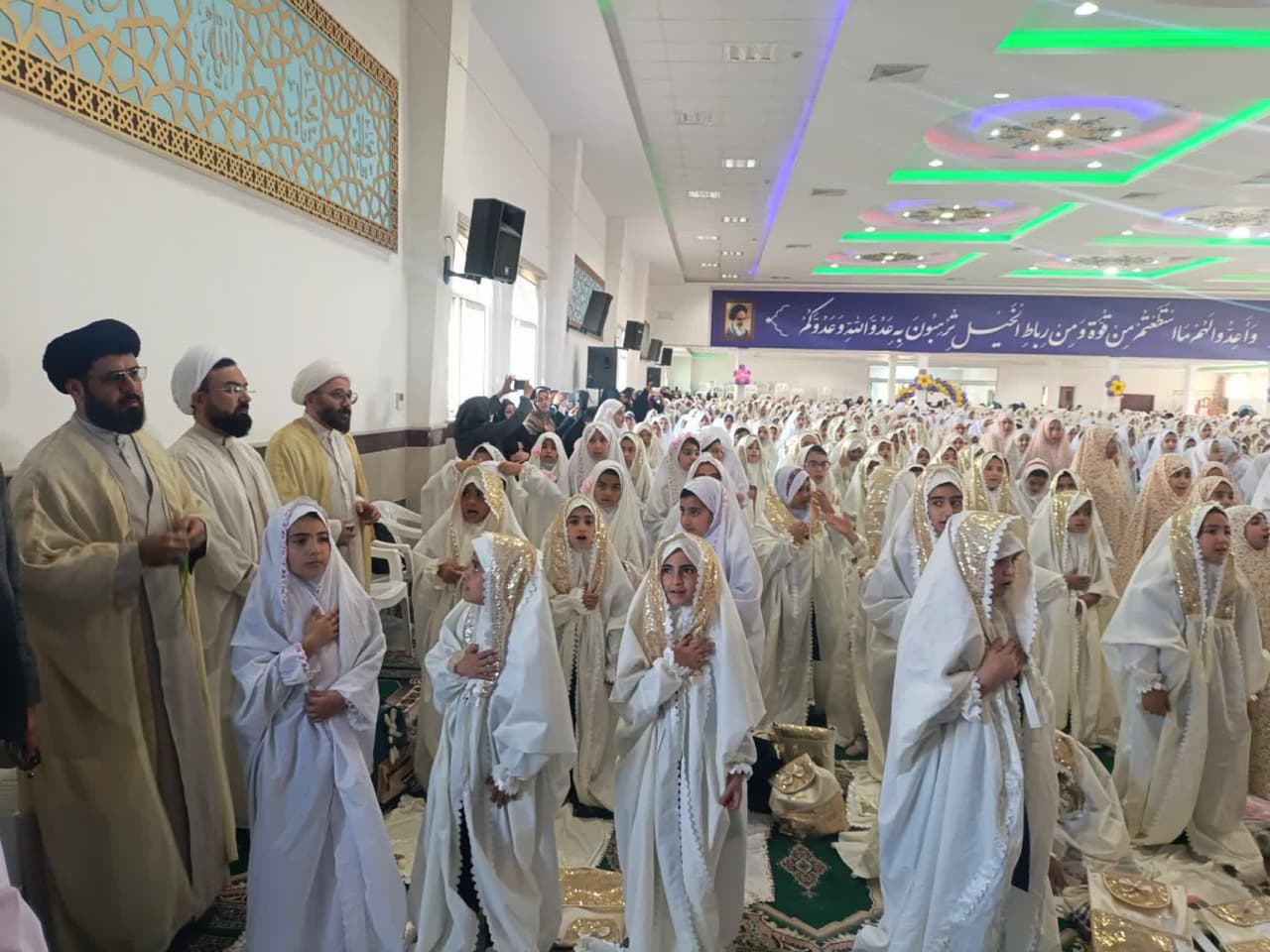 حضور و سخنرانی مدیر ستاد اقامه نماز در جشن عبادت دختران نو‌مکلف شهرستان سمنان