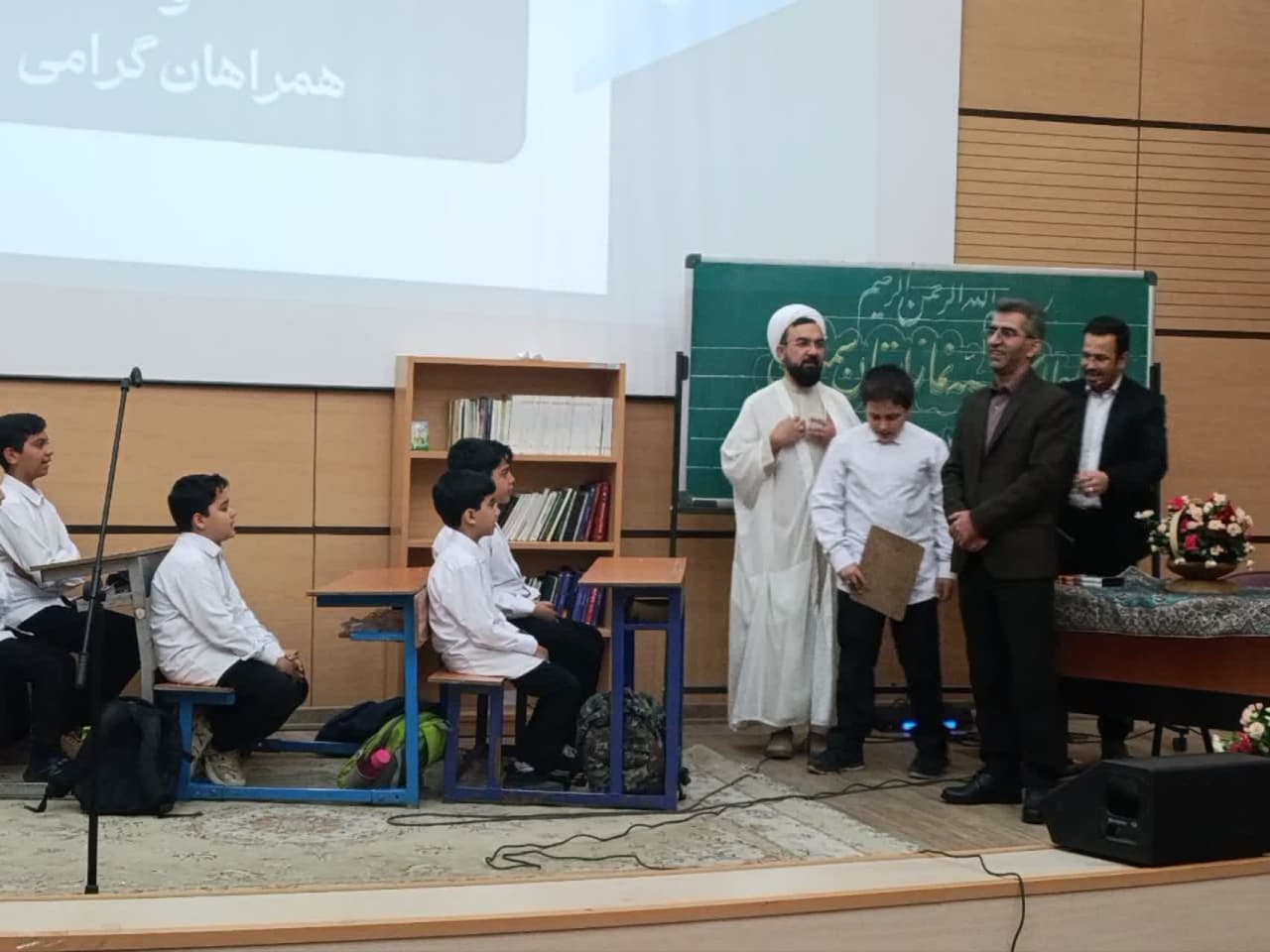 جلاسیه دانشآموزی نماز استان سمنان با حضور نماینده ولیفقیه، مدیر ستاد اقامه نماز و مدیرکل آموزشوپرورش استان در تاریخ ۲۶ فروردین برگزار شد.