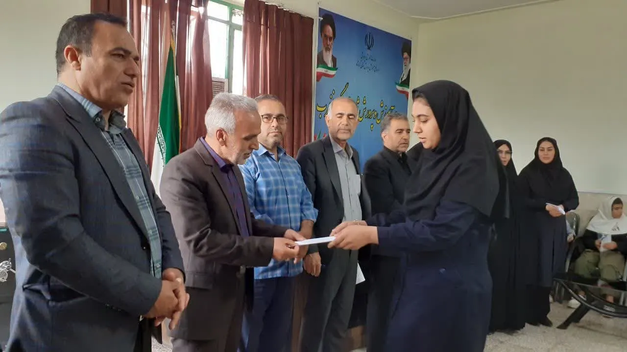 از برگزیدگان مسابقه کتابخوانی نماز در گیلانغرب تجلیل بعمل آمد