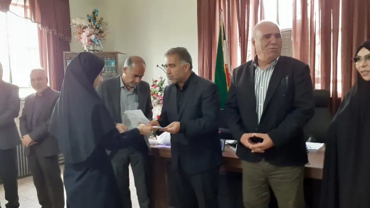از برگزیدگان مسابقه کتابخوانی نماز در گیلانغرب تجلیل بعمل آمد