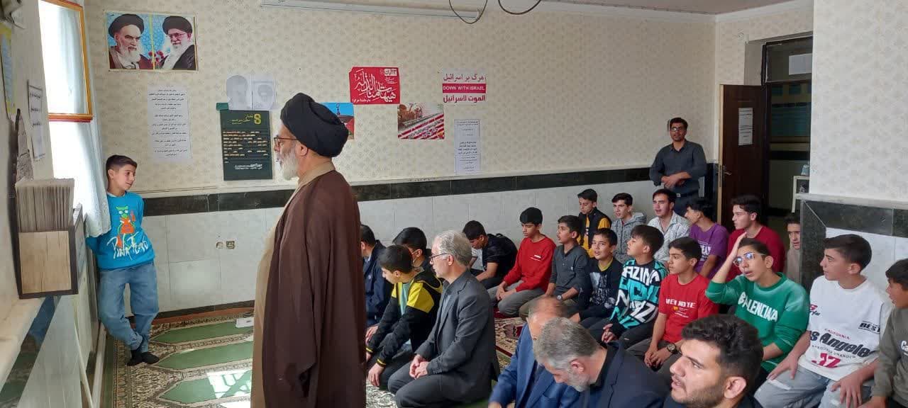 جلسه ترویج فرهنگ اقامه نماز دانش آموزی با حضور امام جمعه شهر خدابنده برگزار شد