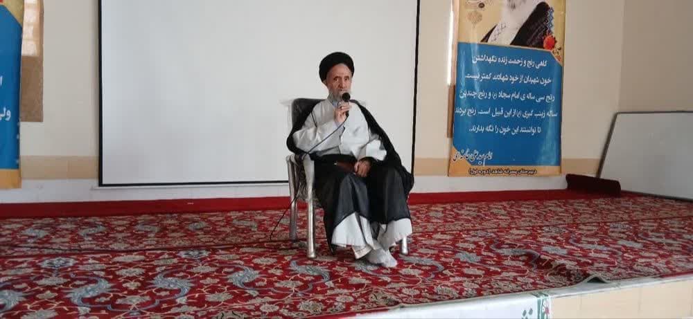 نشست دانش آموزی با موضوع نماز در مدرسه شاهد رفسنجان