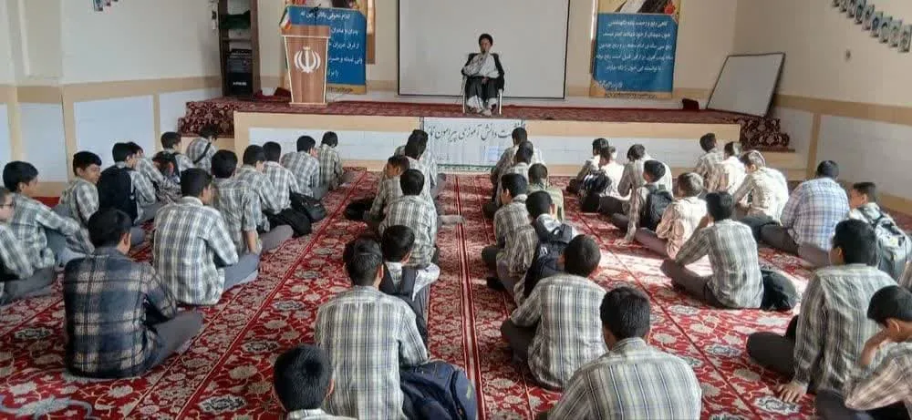 نشست دانش آموزی با موضوع نماز در مدرسه شاهد رفسنجان