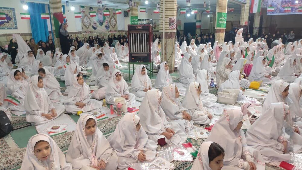 به گزارش روابط عمومی ستاد اقامه نماز استان لرستان، مراسم جشن تکلیف دختران شهرستان الیگودرزی با حضور حجت الاسلام و المسلمین مهدی سرلک امام جمعه این شهرستان،حجت الاسلام و المسلمین علیرضا مرادی بیست و هشتم اردیبهشت ماه در مصلی شهرستان الیگودرز