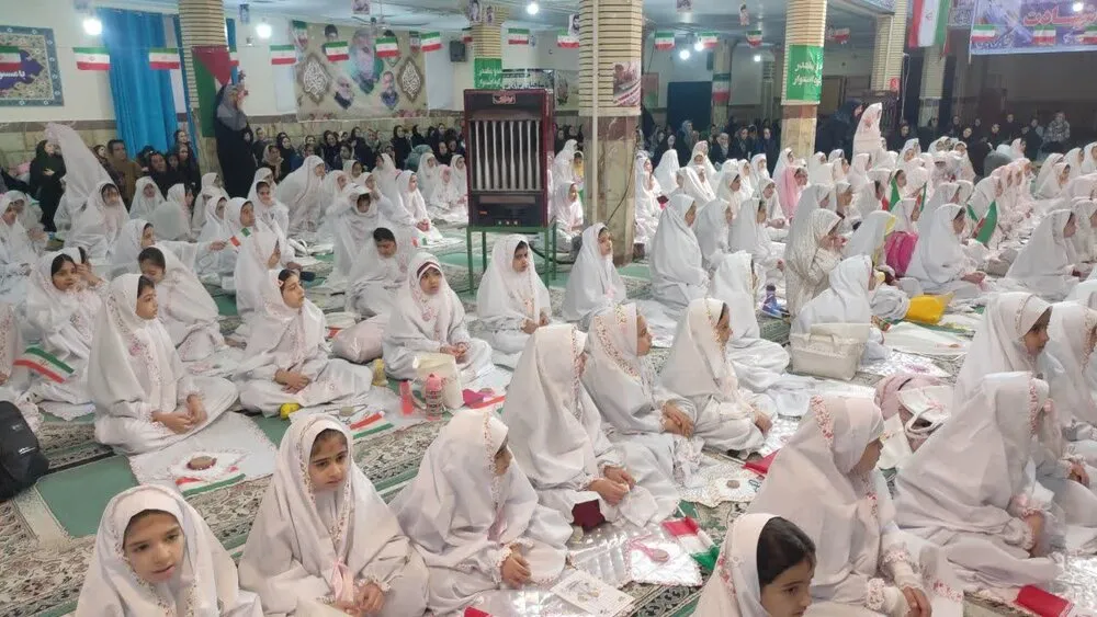 به گزارش روابط عمومی ستاد اقامه نماز استان لرستان، مراسم جشن تکلیف دختران شهرستان الیگودرزی با حضور حجت الاسلام و المسلمین مهدی سرلک امام جمعه این شهرستان،حجت الاسلام و المسلمین علیرضا مرادی بیست و هشتم اردیبهشت ماه در مصلی شهرستان الیگودرز