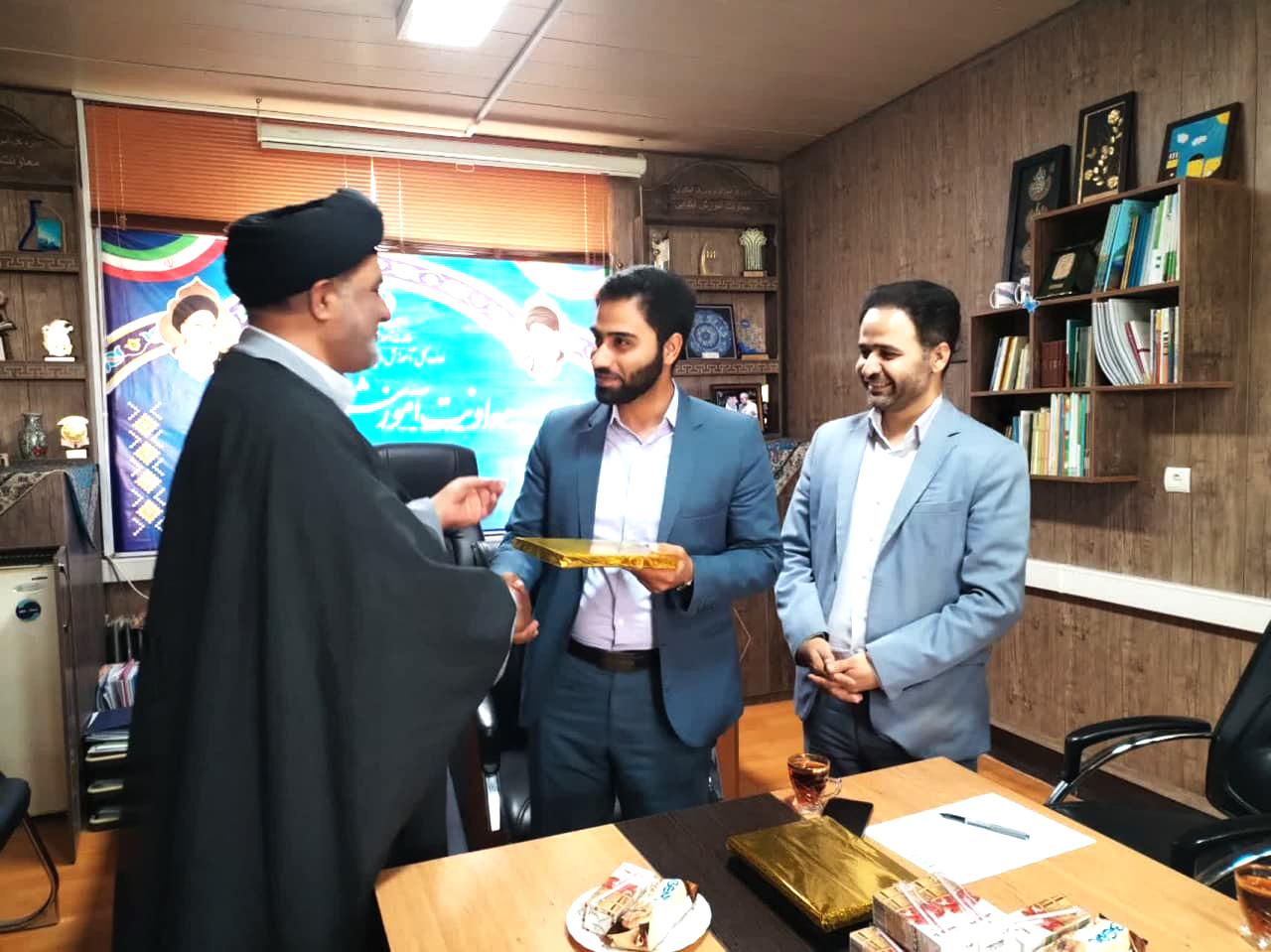مدیر ستاد اقامه نماز استان یزد با مسئولین آموزش و پرورش به مناسبت هفته معلم دیدار کرد