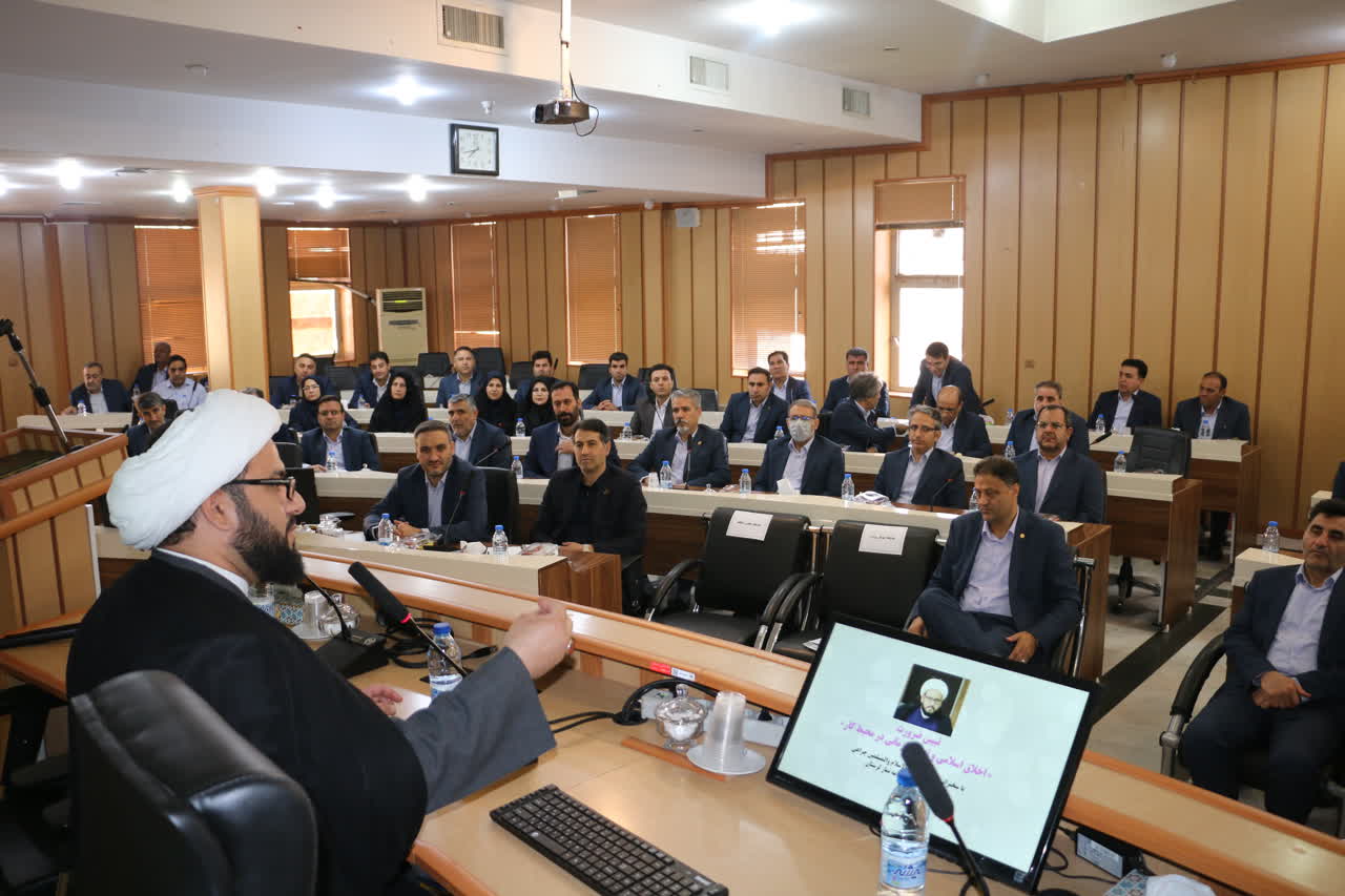 کارگاه آموزشی نقش نماز در سلامت کاری کارکنان دربانک سپه لرستان