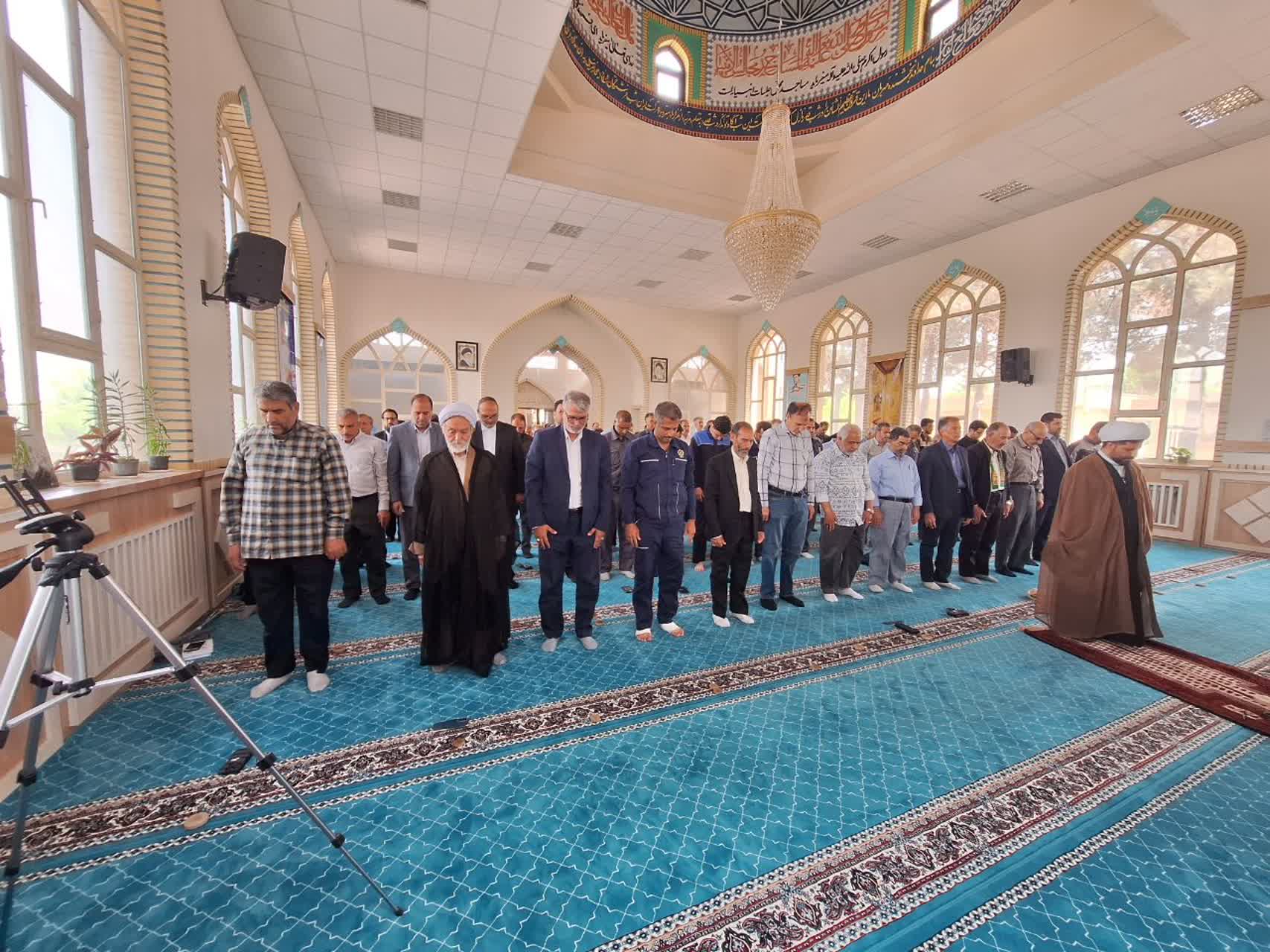 به مناسبت روز کارگر مدیر ستاد اقامه نماز استان از مجموعه تولید برق طوس بازدید کرد