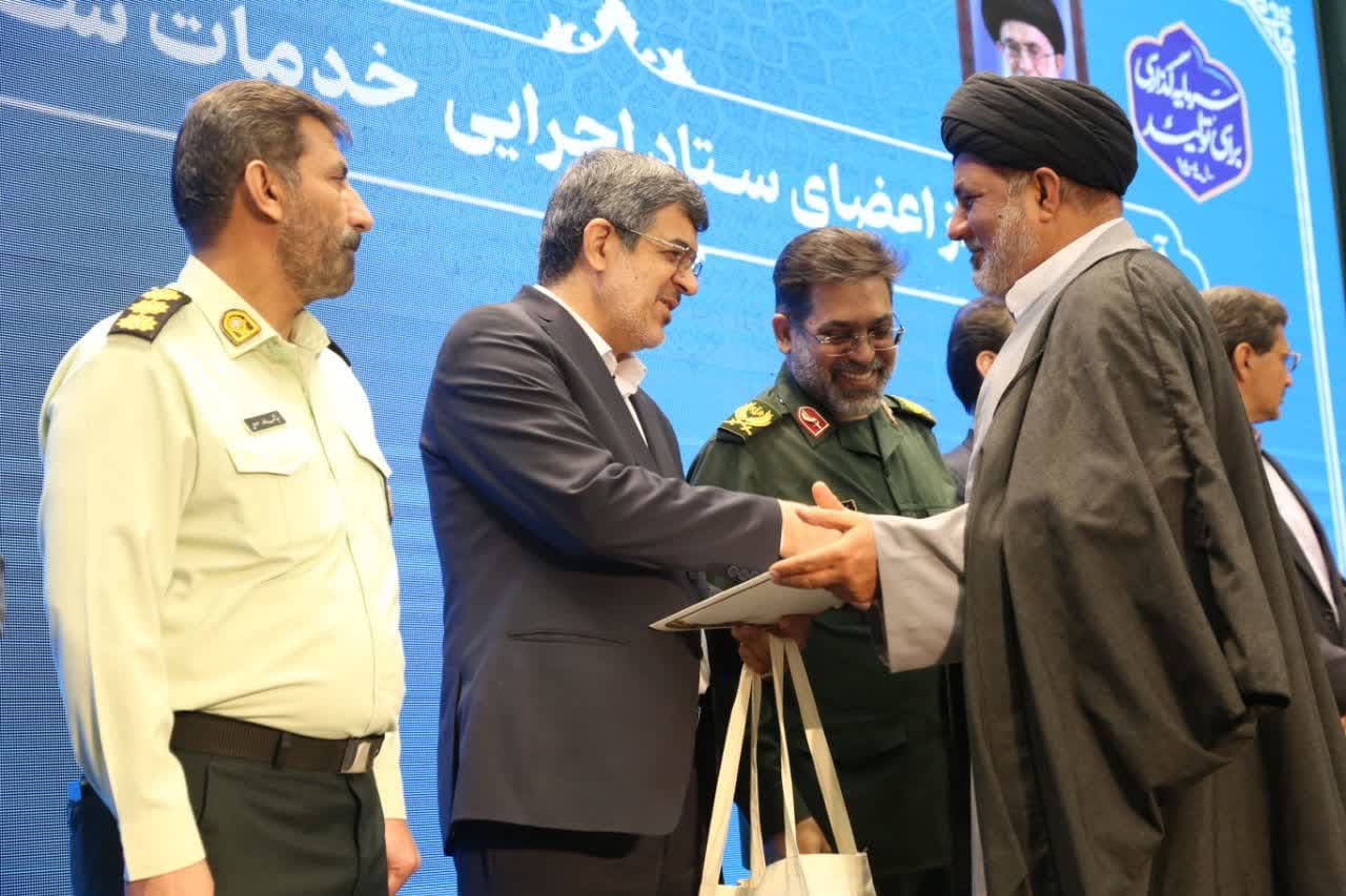 استاندار یزد از مدیر ستاد اقامه نماز استان یزد تجلیل کرد