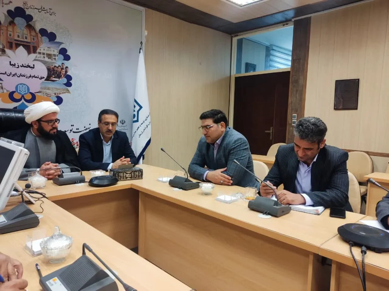 جلسه توزیع فرش های سجاده ای ویژه مدارس عشایری در لرستان