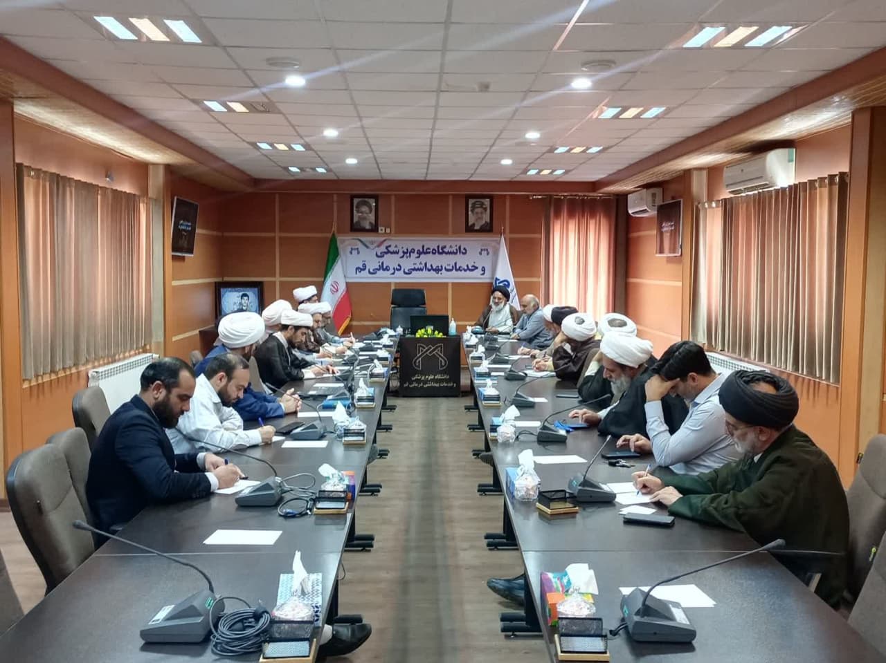 نشست رابطین و دبیران اقامه نماز دانشگاه های قم برگزار شد