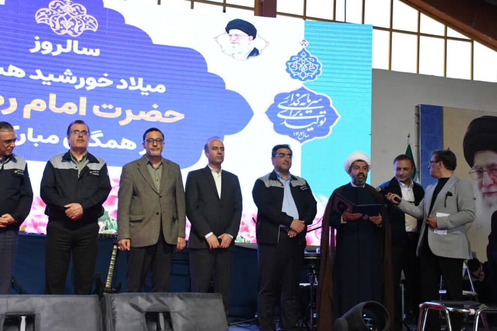 تقدیر قائم مقام ستاد اقامه نماز کشور از مهدی صادقی مدیرعامل گروه صنعتی ایران ترانسپو در جشن روز کارگر