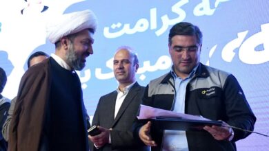 تقدیر قائم مقام ستاد اقامه نماز کشور از مهدی صادقی مدیرعامل گروه صنعتی ایران ترانسپو در جشن روز کارگر