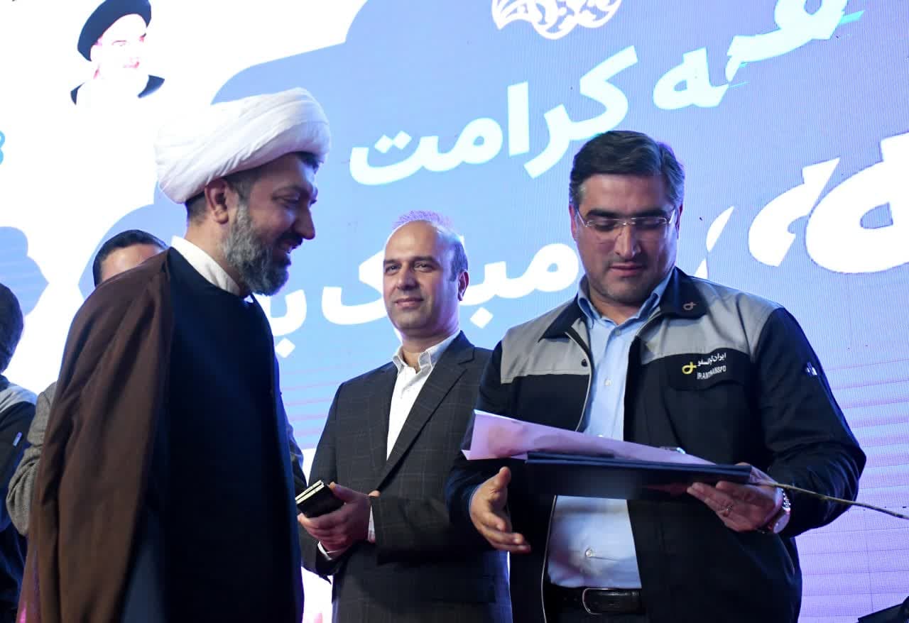 تقدیر قائم مقام ستاد اقامه نماز کشور از مهدی صادقی مدیرعامل گروه صنعتی ایران ترانسپو در جشن روز کارگر