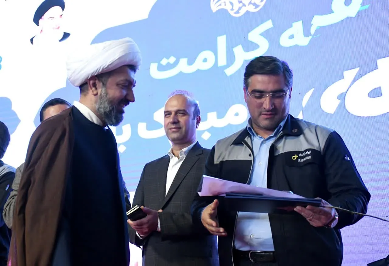 تقدیر قائم مقام ستاد اقامه نماز کشور از مهدی صادقی مدیرعامل گروه صنعتی ایران ترانسپو در جشن روز کارگر