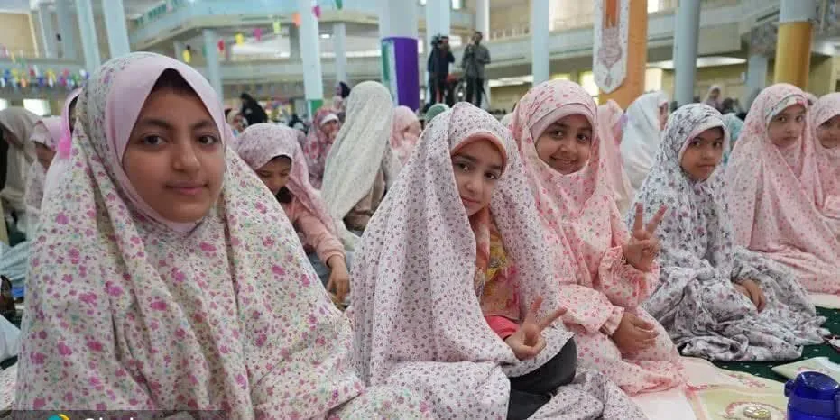 برگزاری نماز جمعهای متفاوت با حضور پرشور دختران زنجانی