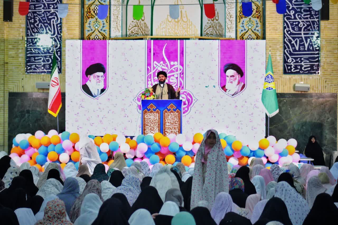 برگزاری نماز جمعهای متفاوت با حضور پرشور دختران زنجانی