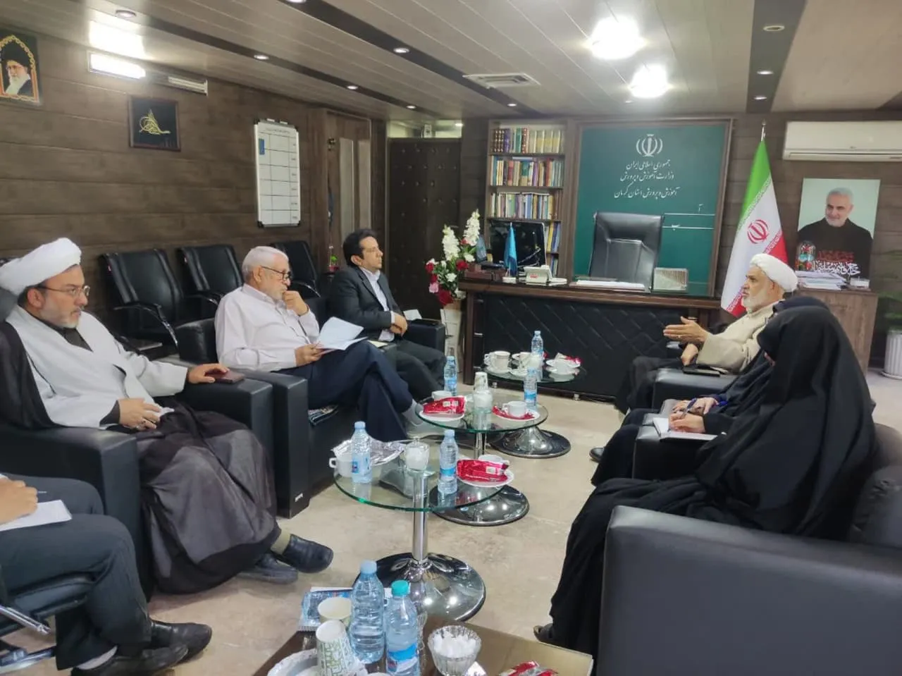 دیدار مدیر و کارشناسان ستاد و بنیاد کرمان با مدیر کل آموزش و پرورش استان