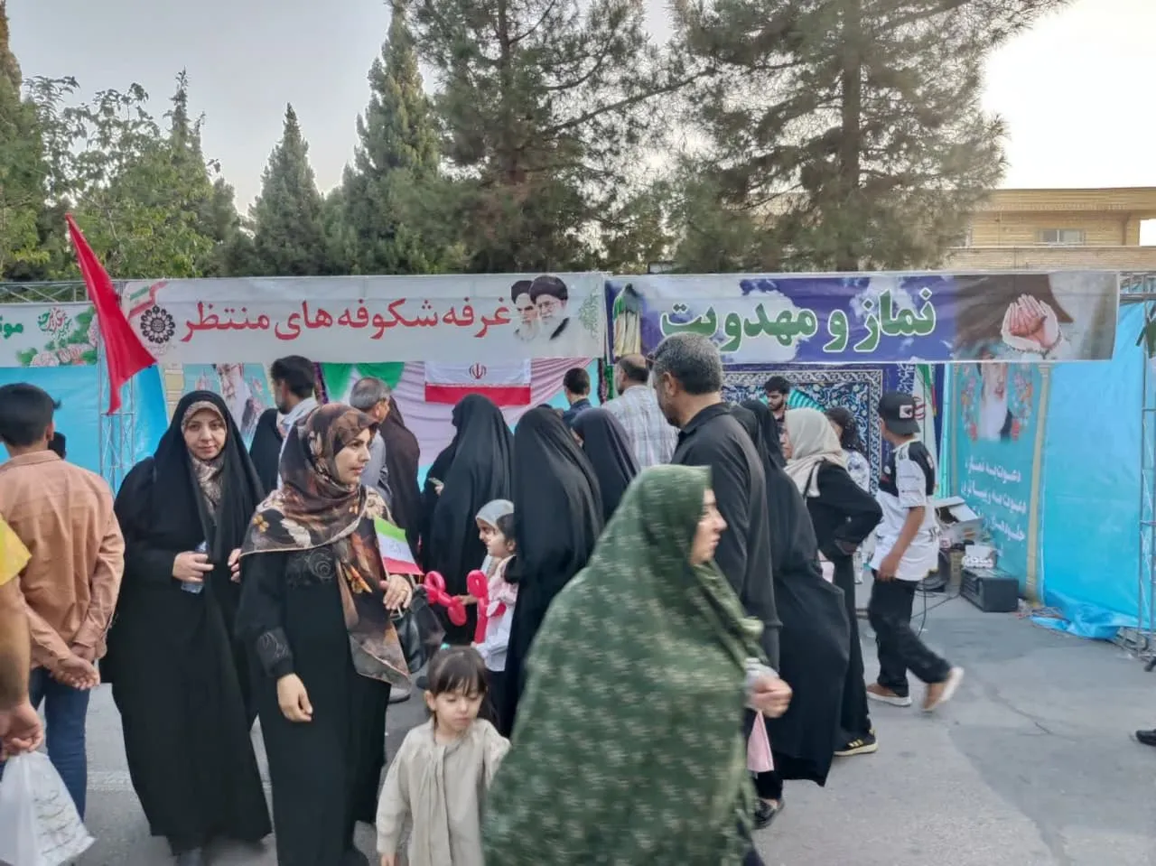 برپایی غرفه نماز و مهدویت در گذر غدیر کرمان