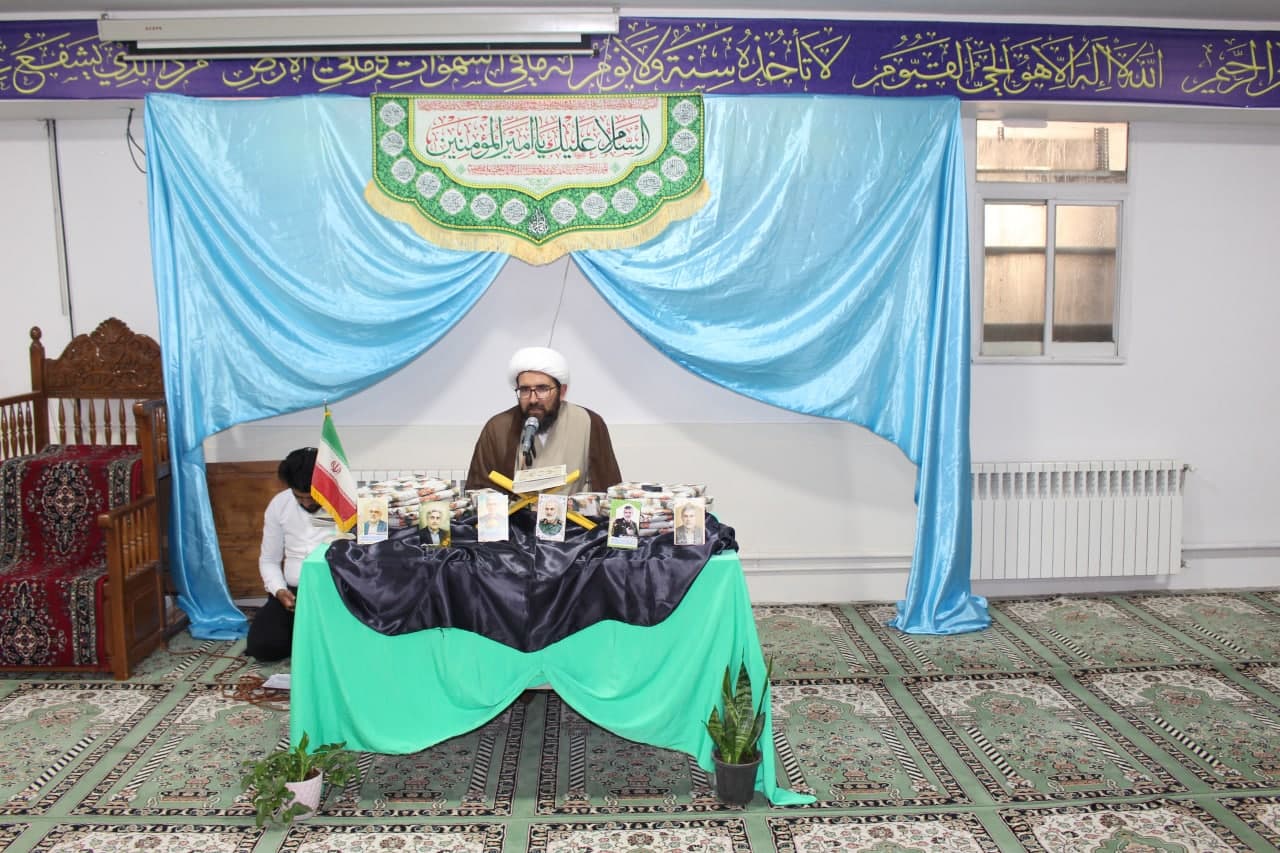 از برندگان مسابقه کتابخوانی نماز در استان مرکزی تجلیل شد