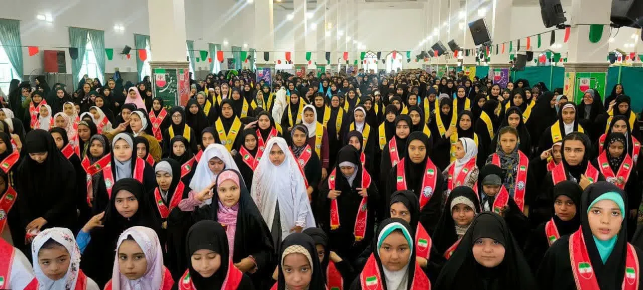 ۸۰۰ دانش آموز نمازیار با حضور در مصلی با امام جمعه ساوه دیدار کردند