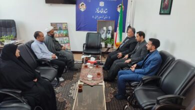 به گزارش روابط عمومی ستاد اقامه نماز استان خراسان جنوبی،  پنجم مرداد ماه مهدی مرتضوی مدیر کل آموزش و پرورش استان به همراه معاونین اداره کل آموزش و پرورش استان با حجت الاسلام و المسلمن کمیلی مدیر ستاد اقالمه نماز استان در محل ستاد دیدار و گفتگو کردند.                                                                                                                                                                                                                                                                             مدیر ستاد اقامه نماز استان، در این دیدار بر ضرورت توجه ویژه به ترویج فرهنگ نماز و تربیت دینی دانش‌آموزان تأکید کرد. وی: با قدردانی از تلاش‌های مجموعه آموزش و پرورش، به اهمیت هم‌ افزایی این نهاد با ستاد اقامه نماز اشاره کرد و گفت: «تعلیم و تربیت دو مقوله جدانشدنی هستند، نماز به‌عنوان ستون دین، نقش اساسی در شکل‌گیری تربیت صحیح ایفا می‌کند و باید در مدارس مورد توجه جدی قرار گیرد.» کمیلی با اشاره به تجربه‌های موفق در برخی مدارس استان، اظهار داشت: «مدیرانی که نماز را در اولویت برنامه‌های خود قرار داده‌اند، توانسته‌اند با کمترین امکانات بهترین نتایج را در تجهیز و فعال‌سازی نمازخانه‌ها به دست آورند.» وی همچنین آموزش صحیح والدین و مربیان را در دعوت فرزندان به نماز ضروری دانست و افزود: «بسیاری از والدین، روش‌های مؤثر تربیتی را نمی‌دانند. این ضعف آموزشی گاهی باعث دل‌زدگی نوجوانان از نماز می‌شود.» مدیر ستاد اقامه نماز استان، اجرای کامل برنامه‌های ابلاغی وزارت آموزش و پرورش در حوزه نماز را خواستار شد و تصریح کرد: «وزیر آموزش و پرورش نماز را اولویت اصلی معرفی کرده است و ما آمادگی داریم از ظرفیت‌های ستاد برای آموزش مدیران، معلمان، والدین و دانش‌آموزان استفاده کنیم.» کمیلی در پایان بر لزوم برگزاری کارگاه‌های آموزشی و همایش‌های تخصصی برای ارتقای جایگاه نماز در مدارس تأکید کرد و گفت: «با همکاری آموزش و پرورش می‌توان گام‌های مؤثری در نهادینه‌سازی فرهنگ نماز و تربیت دینی نسل آینده برداشت.»