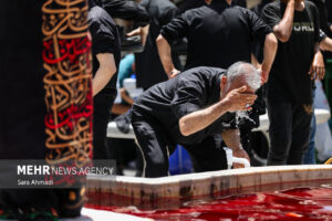 اقامه نماز ظهر عاشورا در حرم مطهر رضوی