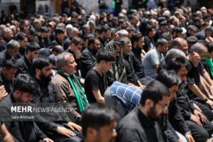 اقامه نماز ظهر عاشورا در حرم مطهر رضوی