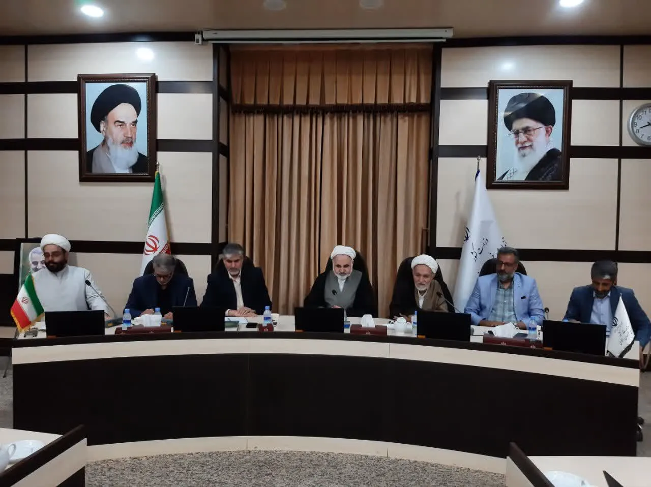 نخستین گام در مسیر عبادت، نماز است که بالاترین مرتبه در معرفت و ایمان را نیز در بر می‌گیرد