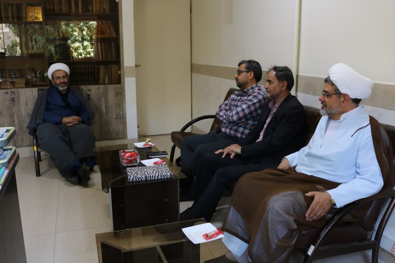 دیدار مدیر ستاد اقامه نماز با پدر پاسدار شهید محمدجواد عسگری اصفهان